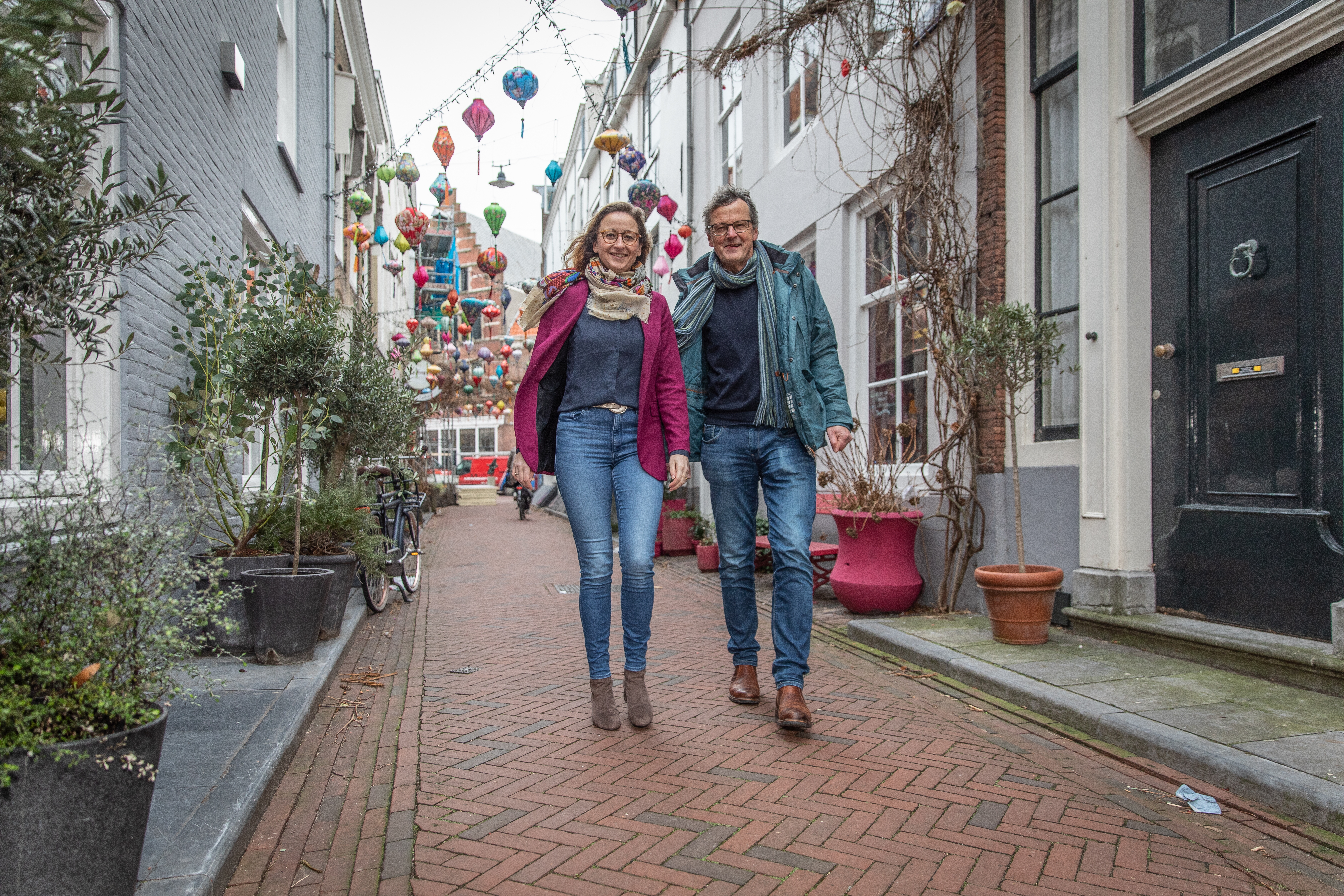 Ilse en Jan lopen door de Reigerstraat in Middelburg